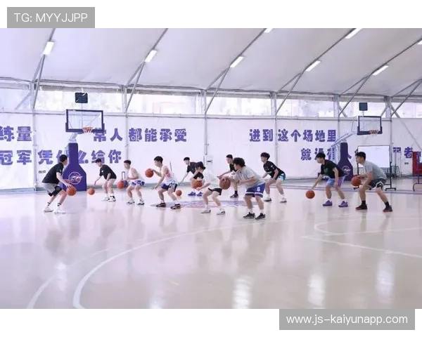 世界篮球联赛在推广中开展基层教练培训与场馆共享资源计划，2021年篮球教练员培训